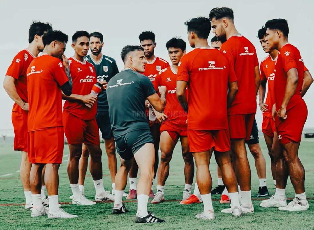 reftif_'s tweet photo. Piala AFF 2020, dengan hanya boleh membawa dua pemain per klub, dengan segala minimnya fasilitas saat itu, ditambah lagi faktor pandemi,

STY berhasil mengalahkan Singapura di semifinal leg kedua, dengan agregat 5-3 di rumahnya.

pemainnya juga tidak moncer macam sekarang yang banyak diaspora, hanya Baggot waktu itu.

di grup, juga relatif sama, bahkan ada musuh bebuyutan, Malaysia.

tapi dengan squad seadanya, dia bisa bawa squad ini berjaya, imbang lawan Vietnam dan libas Malaysia 4-1, bahkan jadi juara grup.

Bahkan orbitkan pemain pemain baru macam Arhan, Kambuaya, dan pemain lainnya.

Kini dengan Herdman, persiapan AFF kali ini juga mendaptkan fasilitas full dan tc berminggu-minggu, pemain dari liga lokal yang keinginan dia juga dikabulkan, bahkan Persib sumbang 7 pemainnya, hasilnya ternyata lebih getir. 

Asian Cup adalah pembuktianmu, semoga lebih baik, jikalau masih sama, sepertinya kualitas anda yaa macam itu "krossing dan mudah-mudahan gol".