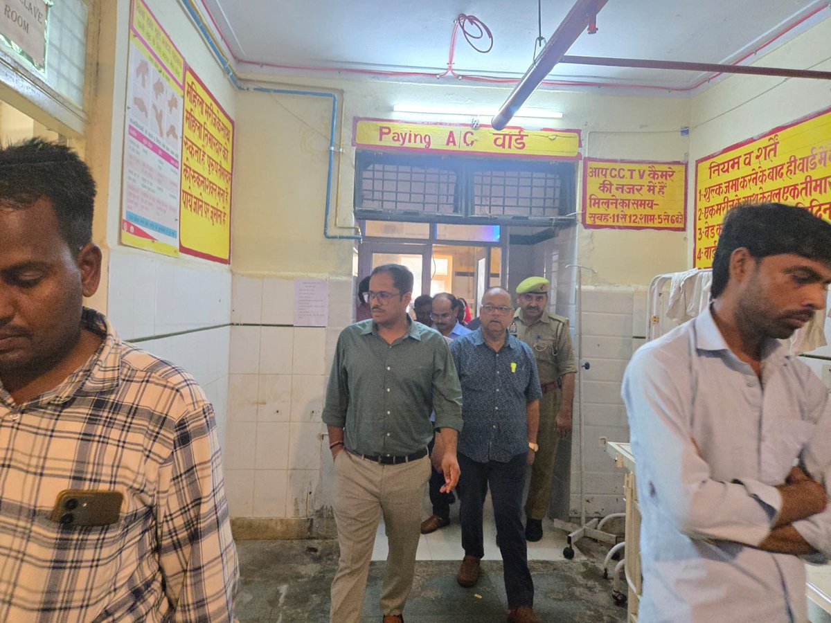 ChitrakootDm's tweet photo. संयुक्त जिला चिकित्सालय सोनेपुर का किया औचक निरीक्षण, व्यवस्थाओं में सुधार के दिए निर्देश

दिनांक 07.08.2026 को संयुक्त जिला चिकित्सालय, सोनेपुर का निरीक्षण कर स्वास्थ्य सेवाओं, स्वच्छता व्यवस्था एवं मरीजों को उपलब्ध कराई जा रही सुविधाओं का जायजा लिया। उन्होंने इमरजेंसी वार्ड, वीआईपी कक्ष, ऑक्सीजन कक्ष, स्टोर, आकस्मिक ड्यूटी कक्ष, जच्चा-बच्चा विभाग, प्रसव कक्ष, पेइंग एसी वार्ड, एसएनसीयू एवं ऑडियोमैट्री लैब का निरीक्षण किया।

इमरजेंसी वार्ड में गंदगी पाए जाने पर नाराजगी व्यक्त करते हुए तत्काल सफाई सुनिश्चित करने के निर्देश दिए। नर्सिंग स्टाफ को अनिवार्य रूप से नेम प्लेट धारण करने तथा मरीजों एवं तीमारदारों के साथ शालीन, संवेदनशील एवं सकारात्मक व्यवहार करने के निर्देश दिए। वार्डों में नियमित रूप से साफ बेडशीट उपलब्ध कराने तथा बेहतर गुणवत्ता के डिटर्जेंट का उपयोग सुनिश्चित करने को कहा।

अस्पताल की व्यवस्थाओं में सुधार के लिए उपलब्ध मदों का प्रभावी उपयोग करने तथा आवश्यकता के अनुसार वार्ड बॉय एवं सफाई कर्मियों की आउटसोर्सिंग के माध्यम से तैनाती के निर्देश दिए गए। लंबित एस्टीमेट को शाडा के माध्यम से स्वीकृत कराने की कार्यवाही करने तथा अत्यावश्यक कार्यों को प्राथमिकता से पूर्ण कराने को कहा।

जिलाधिकारी ने अस्पताल परिसर को तंबाकू मुक्त एवं स्वच्छ बनाए रखने पर विशेष जोर देते हुए मुख्य प्रवेश द्वार एवं परिसर में थूकने, गुटखा-पान का सेवन करने पर प्रभावी रोक लगाने तथा आवश्यकता अनुसार नियमानुसार जुर्माना लगाने के निर्देश दिए।

#HealthcareForAll #PatientCare #PublicHealthcare #HospitalInspection #HealthServices #GoodGovernance #Chitrakoot #UttarPradesh