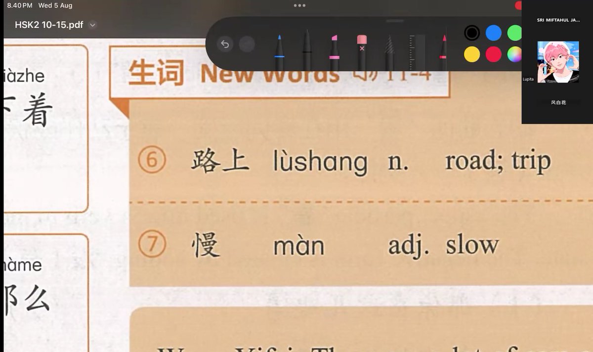 Learn7770's tweet photo. [Mandarin] HSK 2 new BAB 11 part 1! Penggunaan Grammar '-ing' versi Mandarin 着 zhe

Sesuai judul, partikel 着 itu mirip dengan partikel -ing di grammar Inggris. 着 dipakai setelah kata kerja untuk nunjukin kalau suatu tindakan atau keadaan sedang terus berlangsung / masih dalam kondisi tertentu.

New Words
头 — tóu — kepala
疼 — téng — sakit
经常 — jīngcháng — sering
动 — dòng — bergerak
着 — zhe — partikel penanda tindakan/keadaan yang masih berlangsung
路上 — lùshang — di jalan / dalam perjalanan
慢 — màn — lambat / pelan

Pola dasar
Subjek + kata kerja + 着

Contoh
门开着。
 Mén kāi zhe.
Pintunya dalam keadaan terbuka.
= Di sini bukan berarti “pintunya sedang membuka”, tapi pintunya terbuka dan keadaan itu masih berlangsung.

Bentuk negatif

没（有）+ kata kerja+ 着

Contoh 
教室的门没开着。
 Jiàoshì de mén méi kāi zhe.
Pintu kelas tidak dalam keadaan terbuka

门没有开着。
 Mén méiyǒu kāi zhe.
= Pintunya tidak dalam keadaan terbuka.

着 bisa menunjukkan 2 hal

1.  动作持续 — tindakan yang terus berlangsung
她拿着一本书。
 Tā ná zhe yì běn shū.
Dia sedang memegang sebuah buku.

2. 状态持续 — keadaan yang masih berlangsung
门开着。
 Mén kāi zhe.
Pintunya terbuka.

Liat perbedaannya 着 vs了

门开了。
 Mén kāi le.
→ Pintunya sudah terbuka / telah dibuka.
Fokus: perubahan terjadi

门开着。
 Mén kāi zhe.
→ Pintunya dalam keadaan terbuka.
Fokus: keadaannya masih berlangsung

了 = perubahan/selesainya kejadian
着 = keadaan/tindakan berlanjut

Aku kadang heran pas belajar, kenapa tingkat kesusahan grammarnya itu random ya? Kadang gampang, tiba tiba susah lalu gampang lagi..biasanya kan makin lama makin susah tapi ini acak banget tingkatannya #izin

tags #Mandarin #China #Chinese #Langtwt #Studytwt