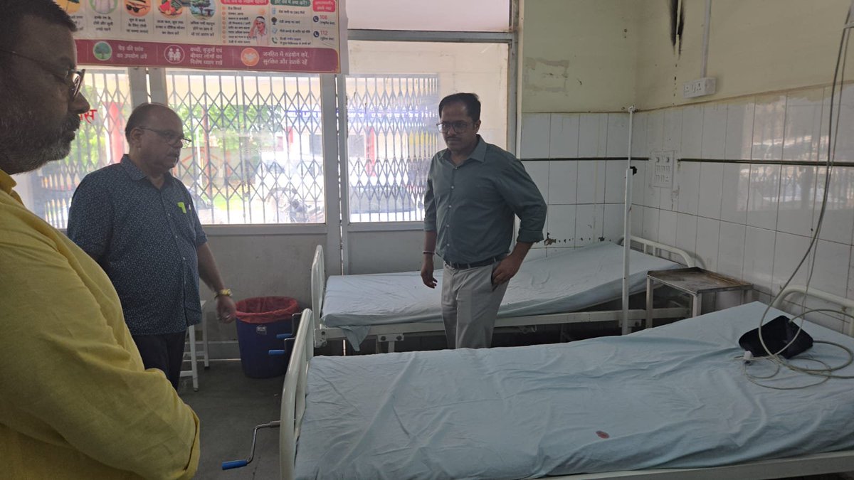 ChitrakootDm's tweet photo. संयुक्त जिला चिकित्सालय सोनेपुर का किया औचक निरीक्षण, व्यवस्थाओं में सुधार के दिए निर्देश

दिनांक 07.08.2026 को संयुक्त जिला चिकित्सालय, सोनेपुर का निरीक्षण कर स्वास्थ्य सेवाओं, स्वच्छता व्यवस्था एवं मरीजों को उपलब्ध कराई जा रही सुविधाओं का जायजा लिया। उन्होंने इमरजेंसी वार्ड, वीआईपी कक्ष, ऑक्सीजन कक्ष, स्टोर, आकस्मिक ड्यूटी कक्ष, जच्चा-बच्चा विभाग, प्रसव कक्ष, पेइंग एसी वार्ड, एसएनसीयू एवं ऑडियोमैट्री लैब का निरीक्षण किया।

इमरजेंसी वार्ड में गंदगी पाए जाने पर नाराजगी व्यक्त करते हुए तत्काल सफाई सुनिश्चित करने के निर्देश दिए। नर्सिंग स्टाफ को अनिवार्य रूप से नेम प्लेट धारण करने तथा मरीजों एवं तीमारदारों के साथ शालीन, संवेदनशील एवं सकारात्मक व्यवहार करने के निर्देश दिए। वार्डों में नियमित रूप से साफ बेडशीट उपलब्ध कराने तथा बेहतर गुणवत्ता के डिटर्जेंट का उपयोग सुनिश्चित करने को कहा।

अस्पताल की व्यवस्थाओं में सुधार के लिए उपलब्ध मदों का प्रभावी उपयोग करने तथा आवश्यकता के अनुसार वार्ड बॉय एवं सफाई कर्मियों की आउटसोर्सिंग के माध्यम से तैनाती के निर्देश दिए गए। लंबित एस्टीमेट को शाडा के माध्यम से स्वीकृत कराने की कार्यवाही करने तथा अत्यावश्यक कार्यों को प्राथमिकता से पूर्ण कराने को कहा।

जिलाधिकारी ने अस्पताल परिसर को तंबाकू मुक्त एवं स्वच्छ बनाए रखने पर विशेष जोर देते हुए मुख्य प्रवेश द्वार एवं परिसर में थूकने, गुटखा-पान का सेवन करने पर प्रभावी रोक लगाने तथा आवश्यकता अनुसार नियमानुसार जुर्माना लगाने के निर्देश दिए।

#HealthcareForAll #PatientCare #PublicHealthcare #HospitalInspection #HealthServices #GoodGovernance #Chitrakoot #UttarPradesh