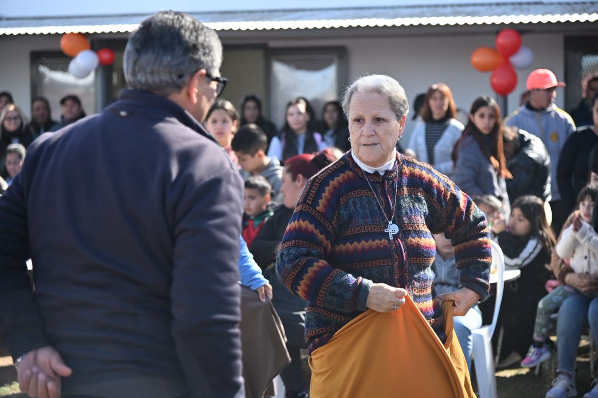 miguelsiciliano's tweet photo. RENOVAMOS ESPACIOS PARA CUIDAR Y ACOMPAÑAR

Junto al gobernador @MartinLlaryora inauguramos la puesta en valor del Centro Integral para Personas Mayores y del Centro de Cuidado Infantil de Ampliación Cabildo, dos espacios de cuidado y encuentro muy importantes para la comunidad.

Estas obras forman parte del programa #Cimientos, con el que estamos mejorando lugares que todos los días reciben, acompañan y contienen a niños, niñas y personas mayores, para que puedan desarrollar sus actividades en mejores condiciones.

Y lo hacemos a través de cooperativas de trabajo, porque mientras ponemos en valor espacios que utilizan nuestros vecinos, también generamos oportunidades. 

Seguimos construyendo una Córdoba que cuida a su gente, genera trabajo y no deja de ir para adelante.

#HacerParaCrecer