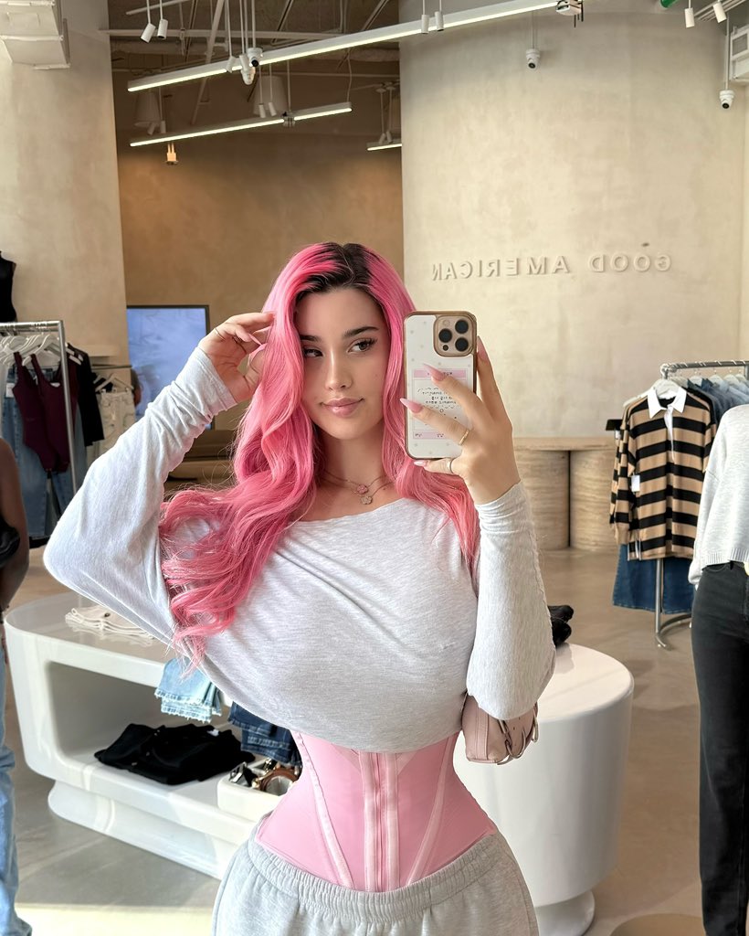 cassielovesid's tweet photo. i’m trans 🏳️‍⚧️, am i pretty? https://t.co/2YTD48Udla