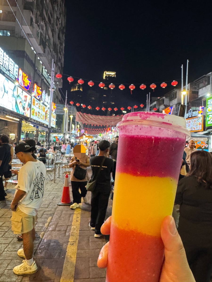 ZLau1002's tweet photo. KLCCの近く、本当に暑い過ぎる🥵
人もたくさん🫠どうやって安全に道を渡るの���問題です🙂‍↕️でもそれも体験ですね

2.どこへもぬいさやかを連れて行った🌈

3.車で彩ちゃんのソングを放送して、ノリノリしてた4人たち

4.ナイトマーケットのジュース美味しかった
 #さやか活  #山本彩 https://t.co/0JPluB3Bt5