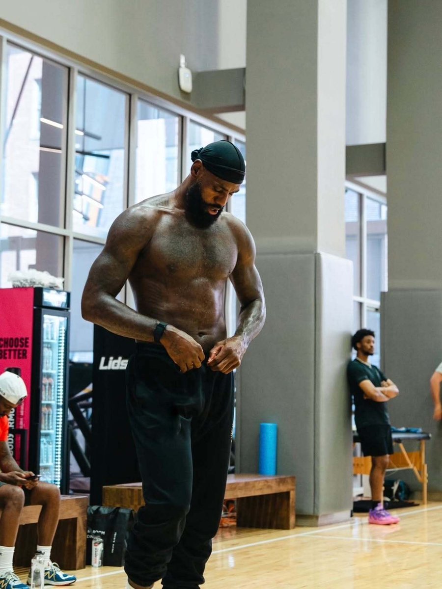 NBAdoPovo's tweet photo. LeBron James aos quase 42 anos de idade... https://t.co/BhA0YMjMHT