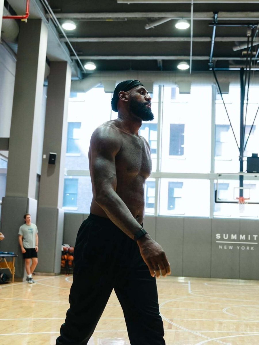 NBAdoPovo's tweet photo. LeBron James aos quase 42 anos de idade... https://t.co/BhA0YMjMHT