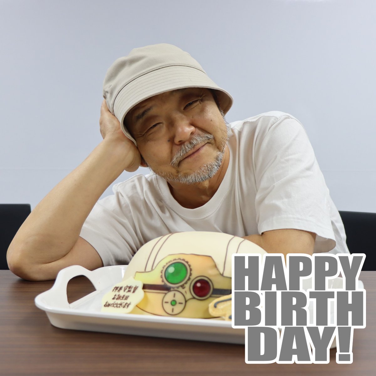 votoms_gh's tweet photo. #装甲騎兵ボトムズ 灰色の魔女
2026.11.20 公開
━━━━━━━━━━━━━━

◤HAPPY BIRTHDAY◢

本日8月8日は
押井守監督の誕生日です！

ボトムズ灰色の魔女制作チーム一同より、
スコープドッグのケーキでお祝いしました！

#ボトムズGH #votoms https://t.co/MmOw64Svss