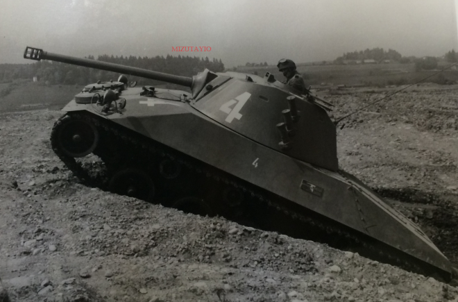 KrypTanko's tweet photo. Today's "Odd Tank" is the 🇨🇭Swiss 'HS.30 90mm Bord K'

Built in the late 1950's, this light tank was developed by Hispano-Suiza and based on the hull of the HS.30. The Light Tank was being developed for Germany, but the design would not be accepted. Only 2 are known to have been built.

The main weapon is a 90mm Panzerabwehrkanone 57.