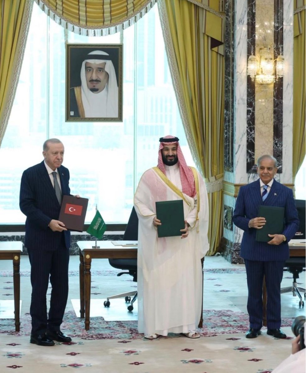 sshh881's tweet photo. تحالف العز والخير والقوة

ليست كل التحالفات تُبنى للحروب،وليست كل قوة تُبنى للهيممة٬ بل إن أعظم التحالفات هي التي تُبنى لحماية السلام. فهناك قوةٌ تحمي، وتردع، وتص��ع الأمن، وتحفظ كرامة الإنسان. ومن هذا المنطلق يأتي التحالف بين المملكة العربية السعودية والجمهورية التركية وجمهورية باكستان الإسلامية، ليجسد رؤيةً تقوم على التعاون والمسؤولية، لا على العدوان والصراع.

ومن مكة المكرمة... مهبط الوحي وقبلة المسلمين، انطلقت رسالة جديدة تؤكد أن القوة الحقيقية لا تُبنى على الظلم، بل على العدل، ولا على العدوان، بل على حماية الإنسان وصيانة الأوطان.

إن اتفاق الدفاع المشترك بين المملكة العربية السعودية والجمهورية التركية وجمهورية باكستان الإسلامية يمثل محطة تاريخية، ويجسد إرادة ثلاث دول كبرى اختارت أن تتعاون من أجل الأمن والاستقرار، وأن تجعل الردع وسيلة لحماية السلام، لا لإشعال الحروب.

إنه تحالف للعز والخير والقوة بإذن الله... تحالف يؤمن بأن بناء الإنسان أعظم من هدم العمران، وأن التنمية والنهضة والابتكار والاقتصاد والتعليم هي الطريق الحقيقي إلى مستقبل أكثر إشراقًا.

تحالف للنماء والبناء، وللت��وير والابتكار، ولتعزيز الأمن والاستقرار، ولترسيخ السلام والتعايش بين الأمم. تحالف يستمد قوته من حكمة قياداته، ووعي شعوبه، وإيمانها بأن الإنسان هو أساس الحضارة وغاية التنمية.

تحالف يرفض الاعتداء، ويرفض الإرهاب، ويرفض الغدر والخيانة، ويرفض الكراهية والعنصرية والفساد، ويؤمن بأن احترام سيادة الدول، وحماية الأبرياء، والدفاع عن المظلوم، مسؤولية أخلاقية وإنسانية.

تحالف يعزز الأخوة بين الشعوب، ويقوي جسور التعاون، ويناصر الحق، ويقف مع المظلوم، ويردع المعتدي، ويؤمن بأن القوة إذا اقترنت بالحكمة أصبحت ضمانةً للسلام، لا سببًا للحروب.

تحالف يجمع بين الإرادة السياسية الحكيمة، والقدرات الاقتصادية والعسكرية، ووعي الشعوب، ليكون قوةً للاستقرار، وسندًا للسلام، ورسالةً بأن الأمم القوية تستطيع أن تحمي أوطانها، وتدافع عن كرامتها، دون أن تتخلى عن قيم العدالة والرحمة.

وفي عالمٍ يموج بالأزمات والتحديات، تبدو الحاجة اليوم أكبر من أي وقت مضى إلى تحالفاتٍ تبني ولا تهدم، وتوحد ولا تف��ق، وتحمل مشروعاتٍ للتنمية، وتدعم العلم والاقتصاد والتقنية، وتحفظ الأمن، وتصنع مستقبلًا أكثر استقرارًا للأجيال القادمة.

نسأل الله أن يبارك هذا التعاون، وأن يجعله سببًا في حفظ الأمن، وترسيخ الاستقرار، ودعم التنمية، وحماية الشعوب، وأن يكون قوةً تردع كل معتدٍ، وتنصر كل مظلوم، وتسهم في بناء شرق أوسط أكثر أمنًا ��ازدهارًا، وعالمٍ يسوده السلام والتعايش والاحترام المتبادل.