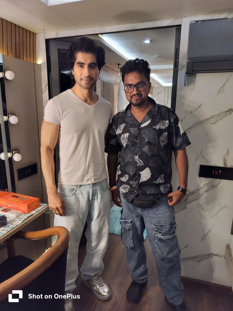 ManishaMaji8's tweet photo. #HarshadChopda new pic with makeup artist at netflix office #Lockupp2 https://t.co/88rdEbRHZA