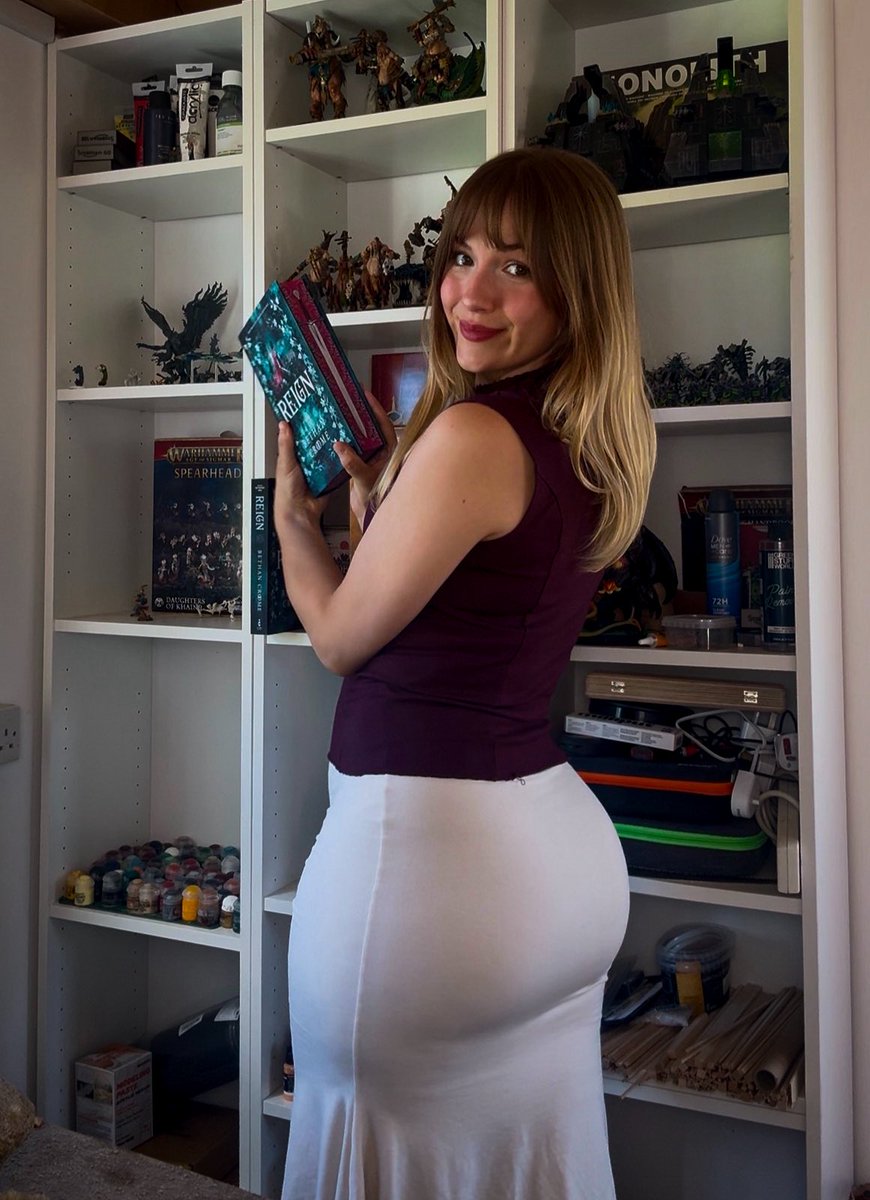 b_eleanor_'s tweet photo. Pre-order REIGN :) https://t.co/dMqm5vdsrb