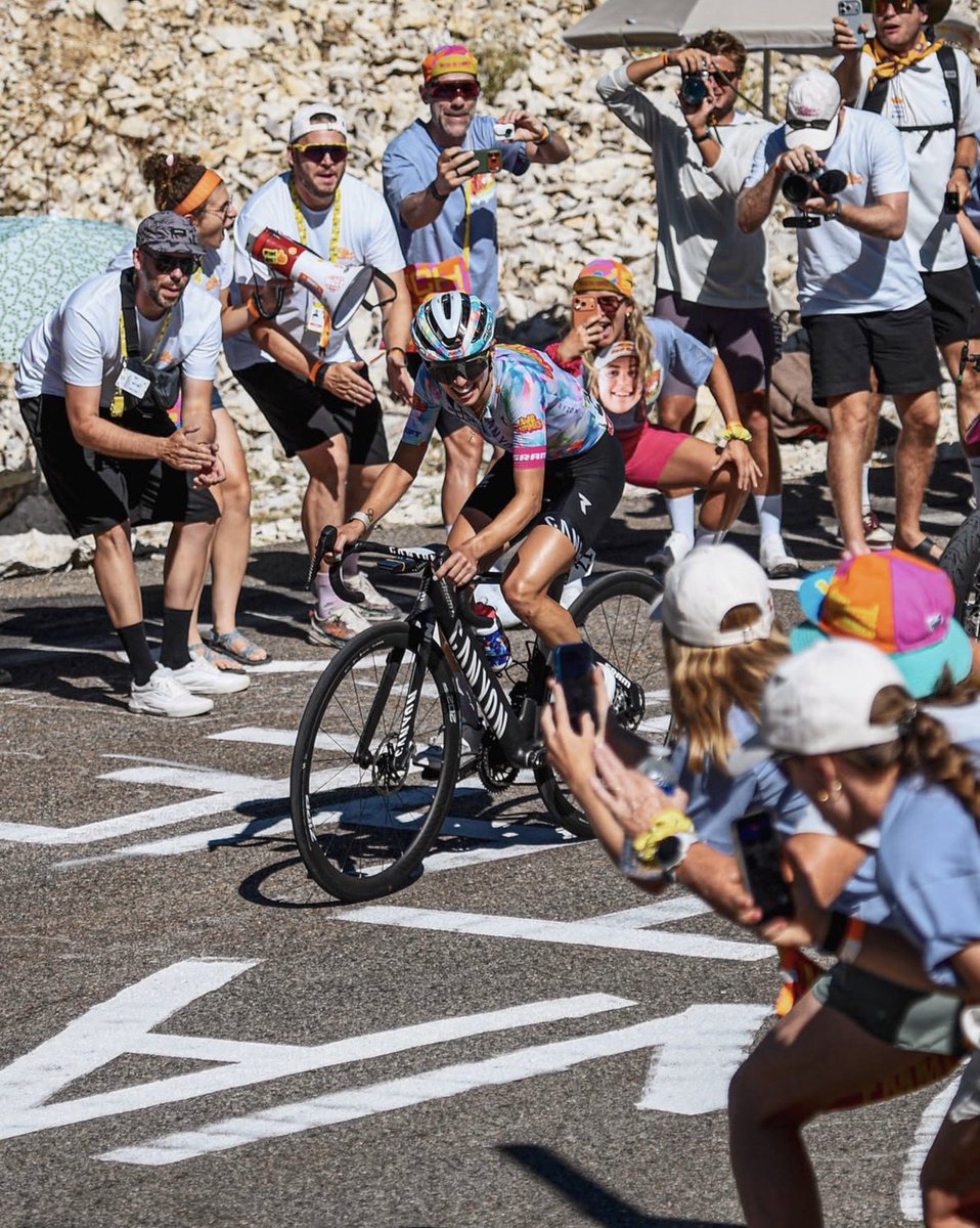 lucxsronald's tweet photo. What Kasia Niewiadoma produced today is out of this world and it can be considered the greatest performance in women’s cycling history.

She completed the legendary Mont Ventoux climb (15.62km, 8.69% average) in 55’22” at 16.93km/h, 1471 VAM, and an insane 5.34 w/kg which is reported here by @eliott_aime: For the comparison Demi Vollering produced 5.17 w/kg. 

Last year Pauline Ferrand-Prévot produced 5.04 W/kg for 64:50 on the Col de la Madeleine during stage 8 of the 2025 Tour de France Femmes. 

This Niewadoma Ventoux performance in my opinion, also surpasses Vollering’s effort on Mendizorrotz, which was also something out of this world: 6.4 ᵉW/kg for 10:18. But doing 5.3 W/KG for 55 minutes is for me more impressive and it is TOP 1.

Ladies and gentlemen, we witnessed history today. #TDFF2026