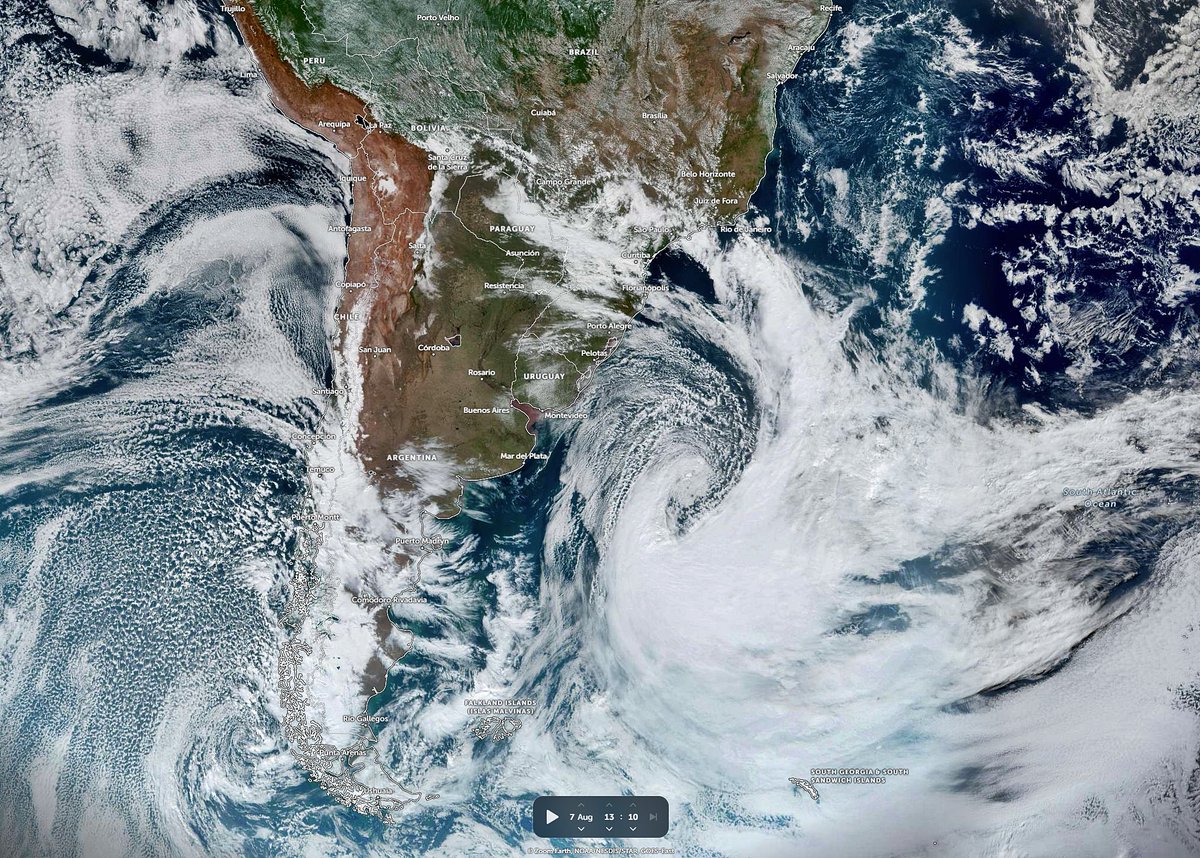 TempoSLeopoldo's tweet photo. Imagem do satélite Goes 19 das 13h10min.
Ciclone com núcleo provável de 967 hPa afasta-se rapidamente do continente. https://t.co/xQ8M9ZIzWn