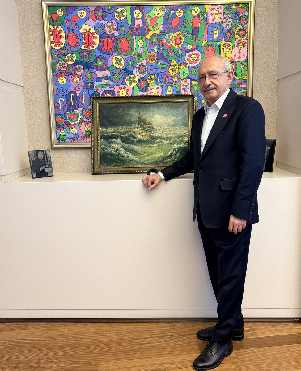 alihaydarfirat's tweet photo. Bugün Genel Başkanımız Sayın Kemal Kılıçdaroğlu’na memleketi Tunceli’den bir tablo hediye edildi…
Genel Başkanımız fotoğrafla birlikte şu notu paylaşmamı istedi; 

“Nice ağırlıklardan arınıp, fırtınayı geride bırakıp, iktidar limanına demir atacağız. 
Nazım Usta’nın söylediği gibi, ‘Dalgaları karşılayan gemiler gibi, gövdelerimizle karanlıkları yara yara çıktık, rüzgarları en serin, uçurumları en derin, havaları en ışıklı sıra dağlara…’
Şimdi göz göze, yan yana durun çocuklar, hep birlikte güneşin sofrasında oturacağız.”

@kilicdarogluk 
@herkesicinCHP