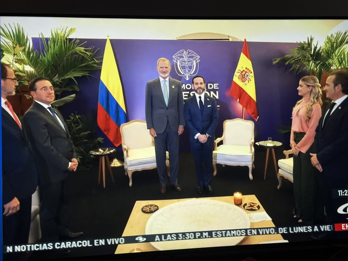 SoyJuanLozano's tweet photo. El contraste entre ADLE y Petro.

Recuerdo al Rey de España pasando colores ante el paso de la espada de Bolivar. Entendió el papel de la corona ante una República libre.

Hoy vuelve a sentirse que Colombia es pequeñísima y que es una republiqueta complaciente ante el poder. https://t.co/QPqAdSmF1S