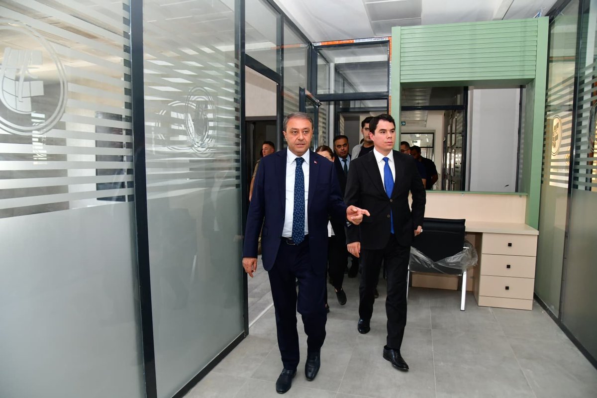 UrfaValiligi's tweet photo. Vali @hasansildak, yapımı tamamlanan ve kısa süre içinde hizmet vermeye başlayacak olan Suruç Hükümet Konağında incelemede bulundu.   

@TC_icisleri https://t.co/dFP1oZnt0K
