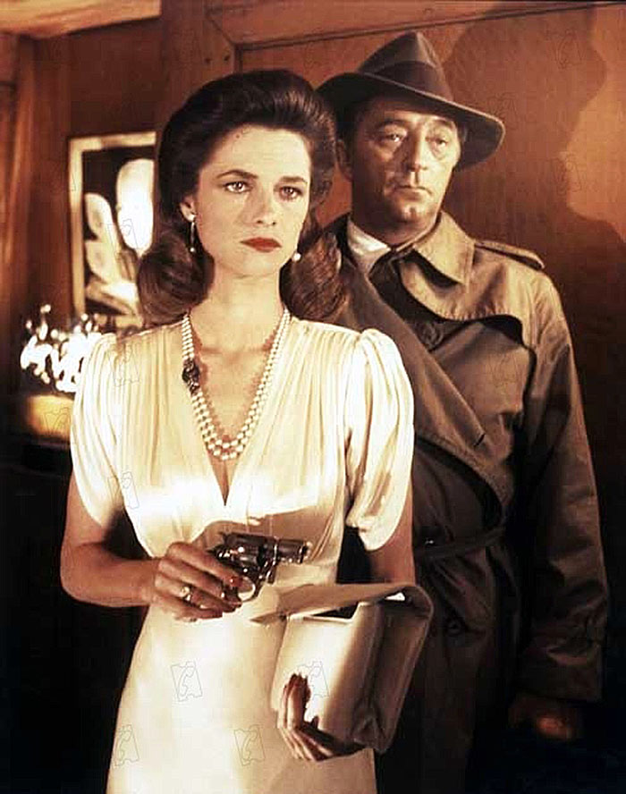 cosechadel66's tweet photo. Una de tipos duros y mujeres fatales. Charlotte Rampling y Robert Mitchum en "Adiós, muñeca", 1975 (y no sale Barbie) #TalDíaComoHoy #LaPareja https://t.co/QcRBsvUOzI