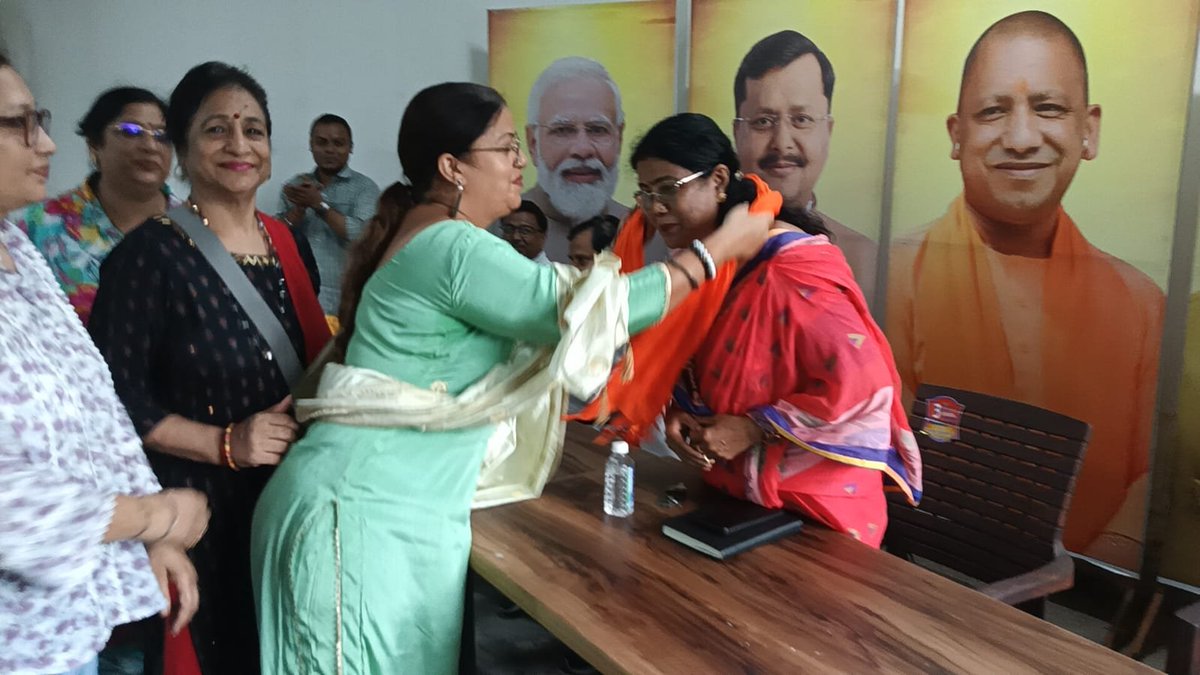 DrSunitaSaini4's tweet photo. 🇮🇳 #हर_घर_तिरंगा__ #घर_घर_तिरंगा_ 🇮🇳
आज दिनांक भारतीय जनता पार्टी मेरठ महानगर शहर विधानसभा के अग्रसेन मंडल मे #हर_घर_तिरंगा अभियान,के योजना बैठक में प्रभारी के रूप में रहना हुआ। 
 इस योजना बैठक में  महानगर सहसंयोजक महानगर उपाध्यक्ष श्री विवेक बाजपेई जी आगामी दिनांक 12 से 14 अगस्त 2026 तक आयोजित होने वाले "हर घर तिरंगा" अभियान को जन-जन तक पहुँचाने के उद्देश्य से मार्गदर्शन प्रशस्त किया।
 कार्यशाला में उपस्थित शहर विधानसभा प्रत्याशी आदरणीय श्री कमल दत्त शर्मा जी ने हमेशा की तरह  तिरंगा यात्रा में बढ़-चढ़कर सहभागिता करने का आश्वासन दिया।
 कार्यशाला में उपस्थित मंडल अध्यक्ष श्री विकास मोहन गुप्ता जी के नेतृत्व में महामंत्री अंकित लोधी जी के साथ सभी पदाधिकारियों एवं कार्यकर्ताओं ने संकल्प लिया कि राष्ट्र की आन, बान और शान तिरंगे को जिले के प्रत्येक घर तक पहुँचाकर इस अभियान को ऐतिहासिक सफलता प्रदान करेंगे।

      "तिरंगा केवल हमारा राष्ट्रीय ध्वज नहीं, बल्कि देश के प्रति हमारे गौरव, सम्मान और समर्पण का प्रतीक है।"
डा. सुनीता सैनी जिला मंत्री मेरठ महानगर भाजपा 

#राष्ट्रप्रथम_सदैवप्रथम 
 🇮🇳वंदे मातरम 🇮🇳

 #nittinabin #nababsinghnager #Sarojkushvaha #satyendrasisodiya #drsomindertomar #dharampalsinghji  #YogiAdityanath #SunilBansalupBjp #BJP4IND #BJPUttarPradesh  #geetasakyeup #PMOIndia #KeshavPrasadMaurya #PMModiji #AmitShahji  #bhupendrachoudhary  #JPNadda