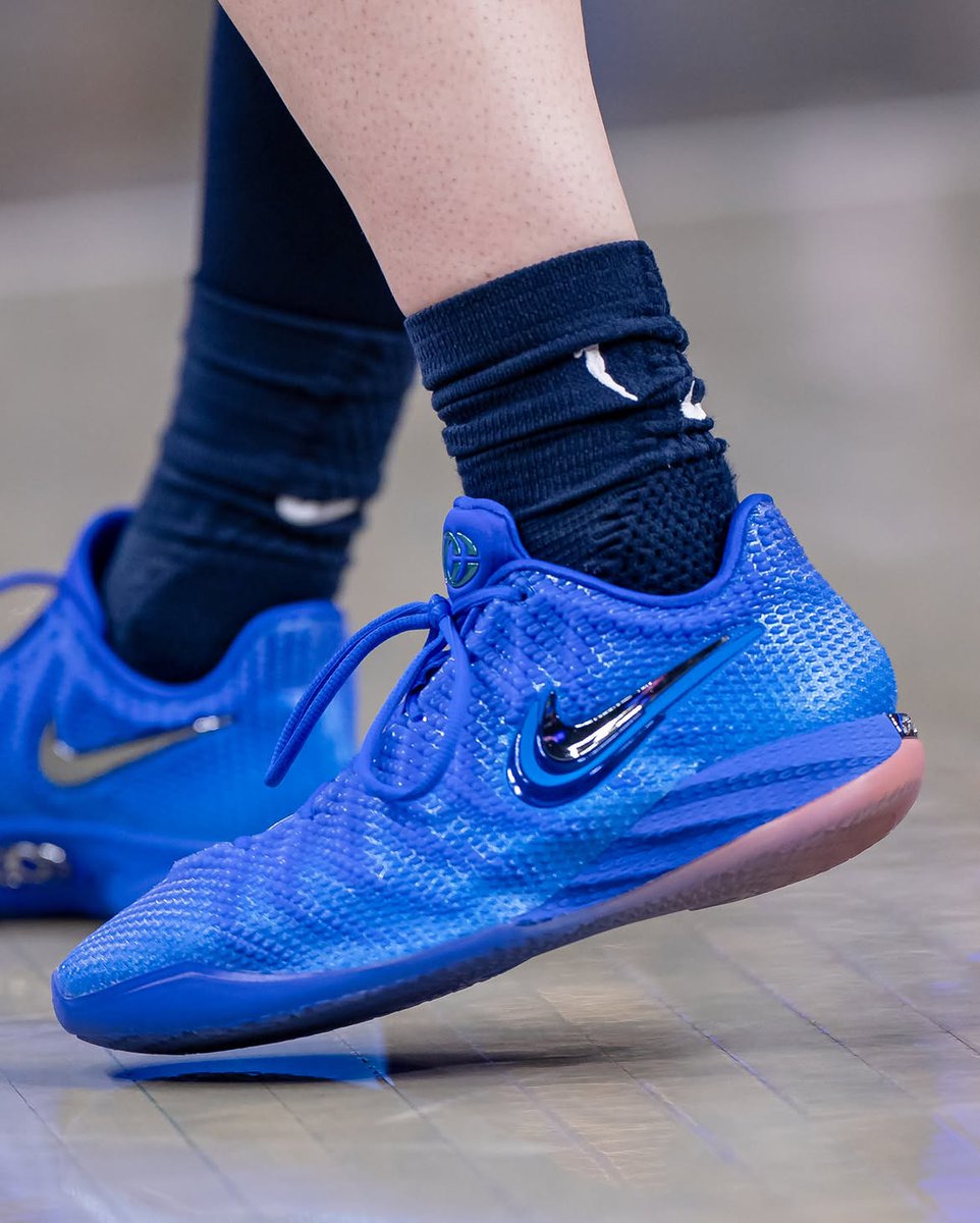 JustFreshKicks's tweet photo. Jason Sudeikis wearing Nike Caitlin 1s for the Season 4 premiere of "Ted Lasso" 🥶 https://t.co/iuSRR4g868
