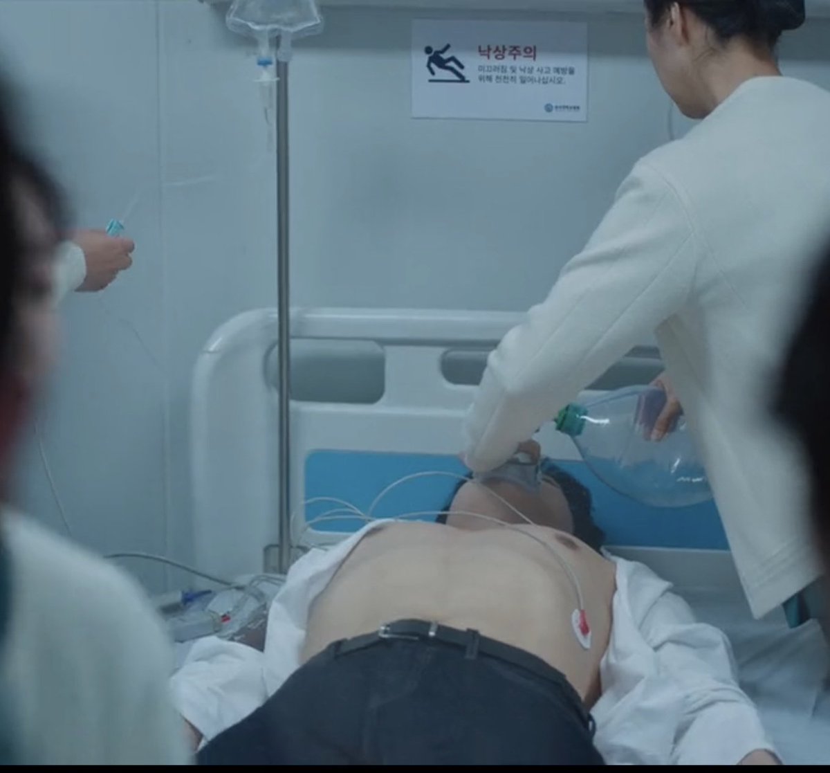 fall_bobby's tweet photo. I feel that too, however he should have a big ass scar from the sternotomy necessary to perform a heart trasplant. Plus that nurse should be dead due to the electric shock from the desfibrillation.
#spookyinloveep6 #spookyinloveep4 https://t.co/3MOGj58SSO