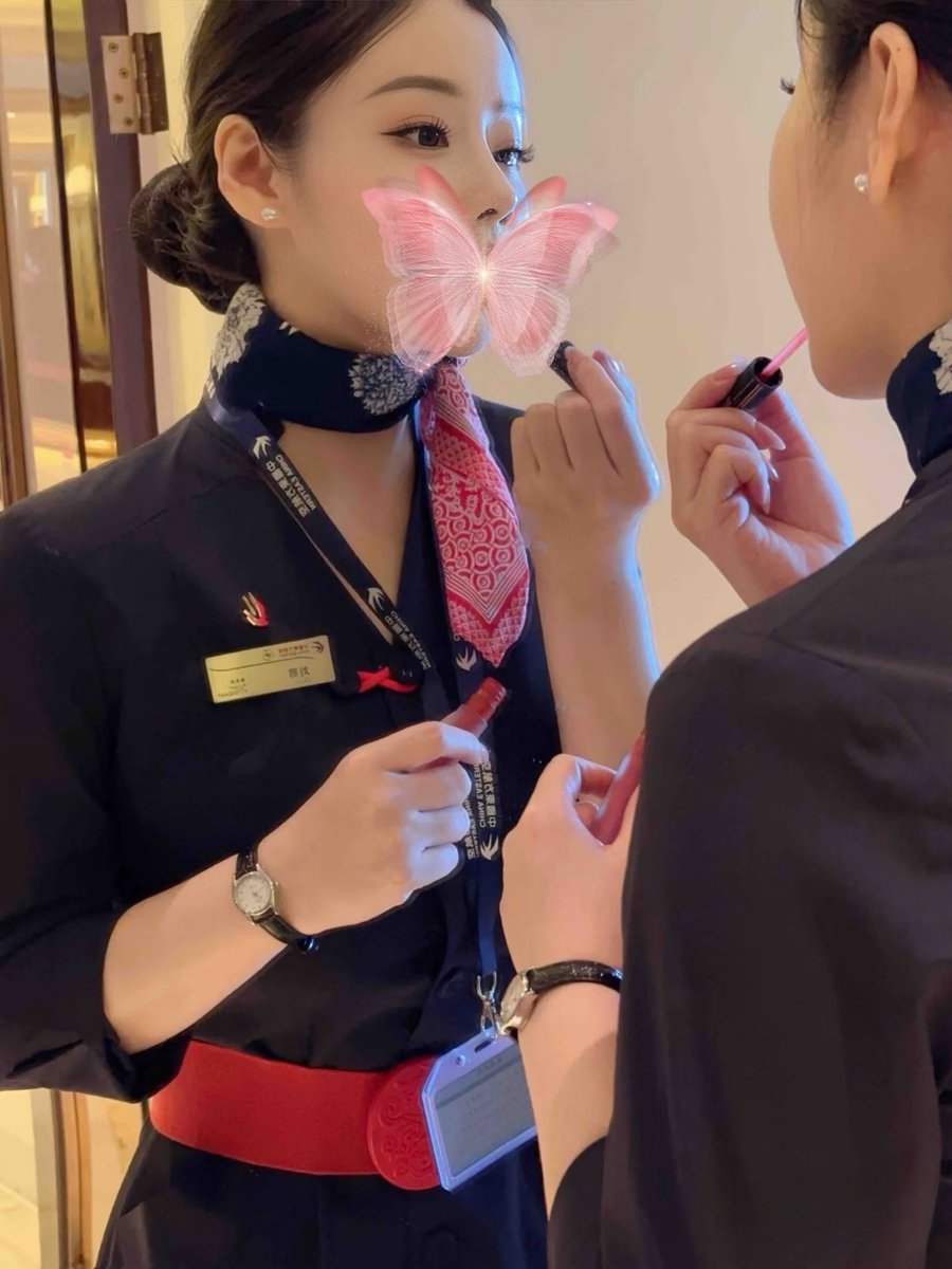 990935801's tweet photo. 看似每天妆容精致，其实也不过是个普通小女人……
要是有人多关心两句，说不定我就会扑进怀���变成小猫咪了~ https://t.co/qyIuox7e0k
