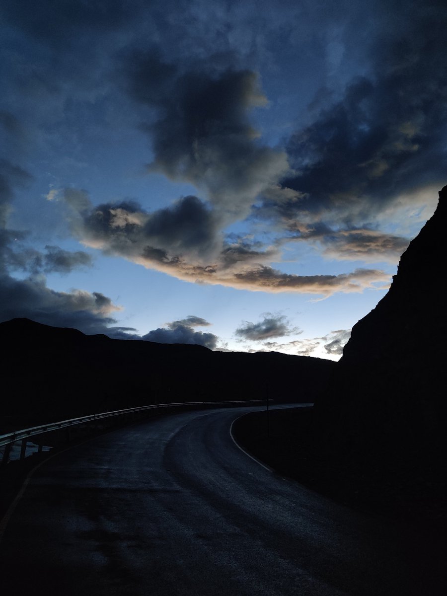 samwham6's tweet photo. Dusk...
That's her...
When the ever impactful light hides behind the darkness...
Mystery and magic unexplained!
#ladakh #himalayas #dusk #sunset #lastlight #August https://t.co/47WsiO3hVL