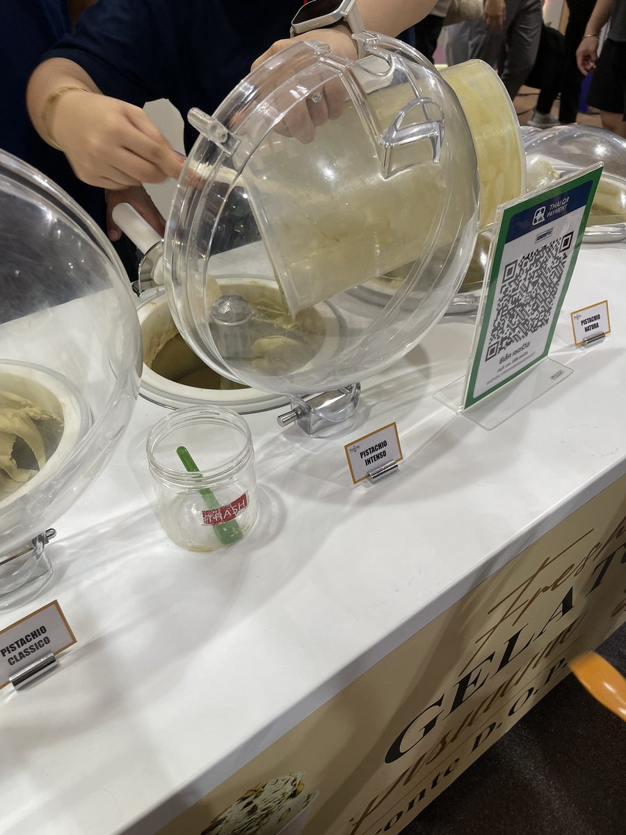 gusstation's tweet photo. เซ็นลาดรีบไปนะ อัลตร้า พิตาชิโอ 340 บาท โคตรสมู้ท แบบคำแรกก็ไม่รู้สึกเสียดายเงินแล้ว ถ้าไม่ใช่บริษัทขายเครื่องเอามาทำโชว์ เกรดนี้วัตถุดิบนี้ขายแบบนี้ไม่ได้หรอก ไปลองด้วยตัวเอง เค้าอยู่ถึงแค่วันแม่นะ ย้ำว่าปกติเค้าขายเครื่อง นี่คือทำโชว์ แค่ชิมก็คุ้มแล้ว ไม่ซื้อก็ชิม ชิมเยอะๆ หลายๆรสเลย เค้าไม่ว่า ปล.เครื่องล้านสามนะพร้อมสอนทำ เผื่อใครอยากได้