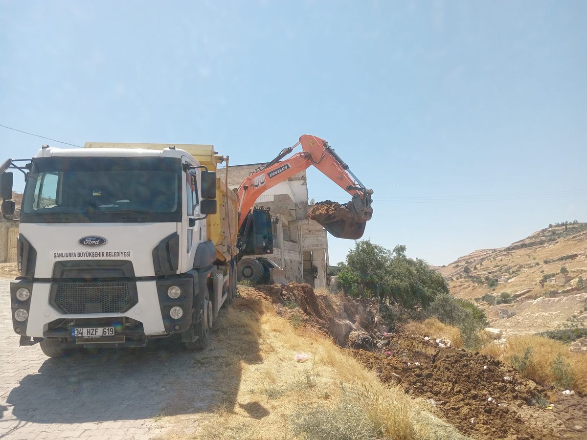SBBBCEVREKORUMA's tweet photo. Ş.B.B. Çevre Koruma ve Kontrol Daire Başkanlığı olarak ekiplerimizce merkez derelerimizde ve  gübre atıklarından oluşan olumsuzluklar ve görüntü kirliliğini önlemek amacıyla temizlik çalışmalarımız devam ediyor. @sanliurfabld 
@MithatCanKutluc @halilaldeniz_ @aytekin_ey41318 https://t.co/O7xOg7X715