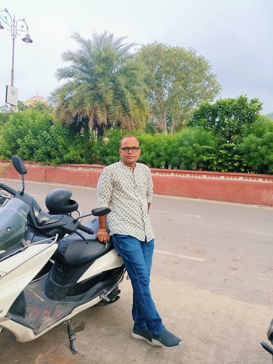 LakshmiSamariya's tweet photo. इंसान का लगाव किसी के अच्छे चेहरे व पैसे से नहीं बल्कि उसके अच्छे व्यवहार और अच्छे विचारों से रखना चाहिए। https://t.co/Ah06wZu9wD