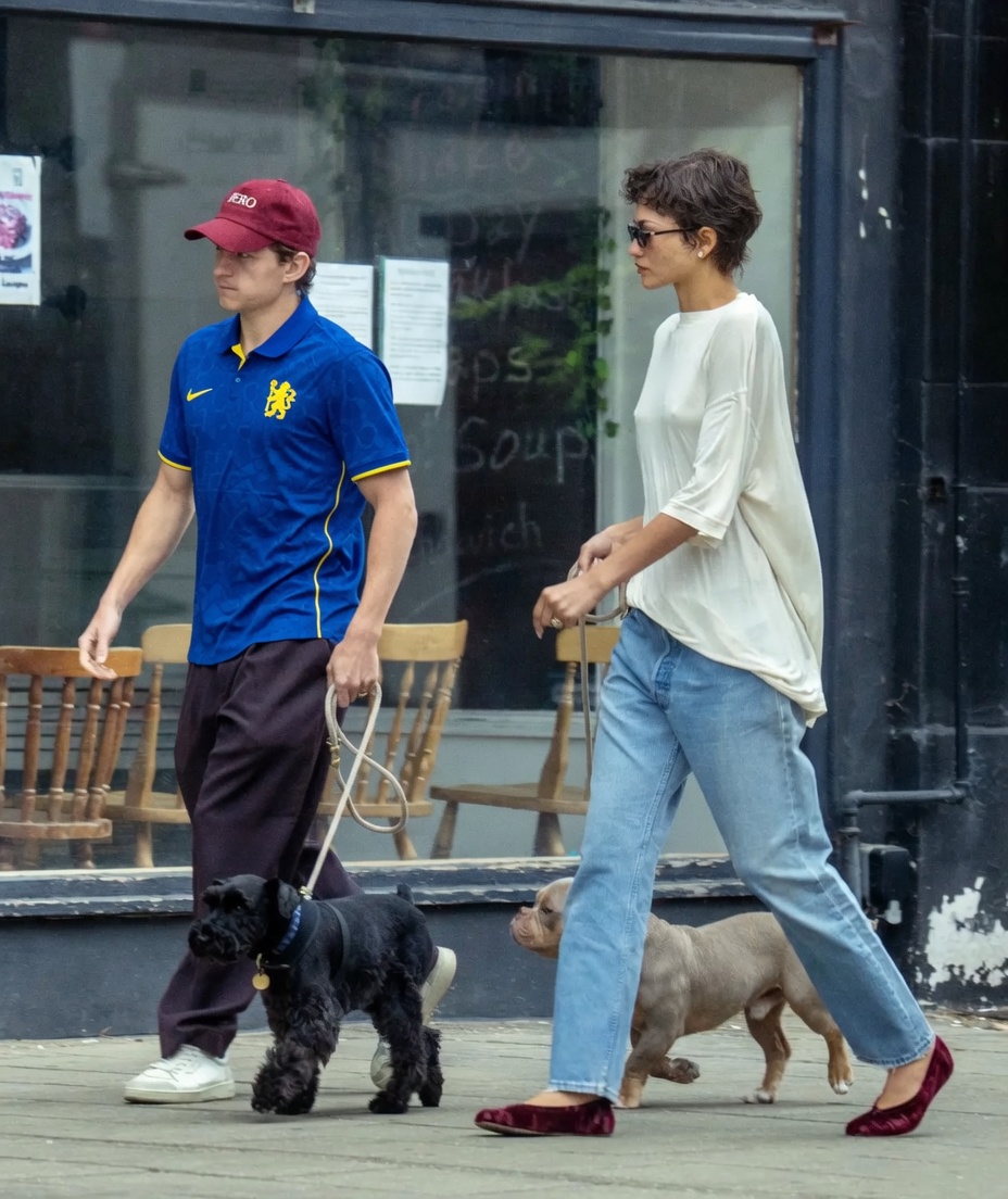 perro_chelsea's tweet photo. Tom Holland fue fotografiado en Londres junto a Zendaya vistiendo la nueva camiseta del Chelsea. 👀🔵 https://t.co/PvzObCbqhQ
