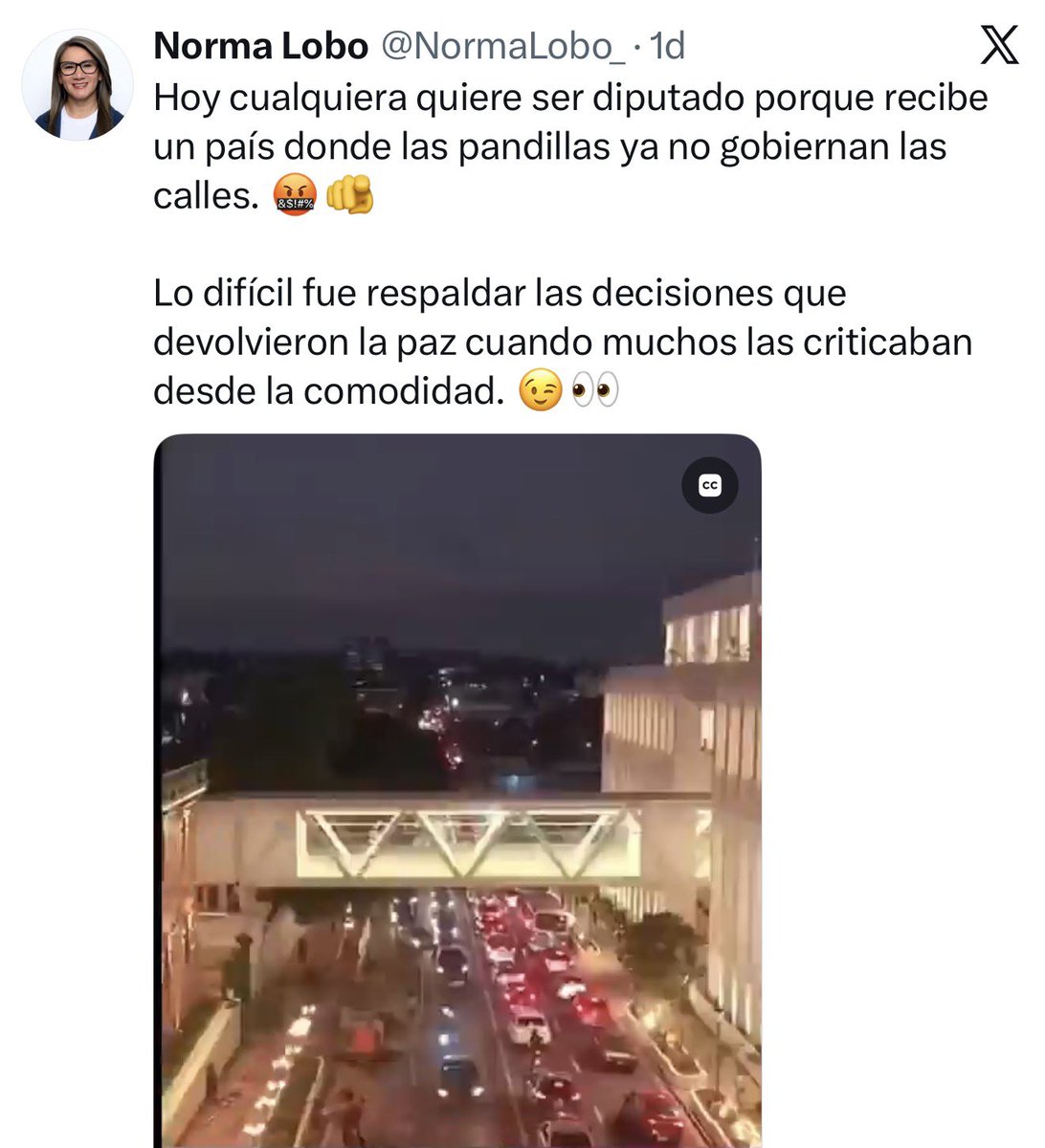 LaBayuNcadaCyan's tweet photo. Ya salió del baño 🚽 https://t.co/Vf9N6zubIr