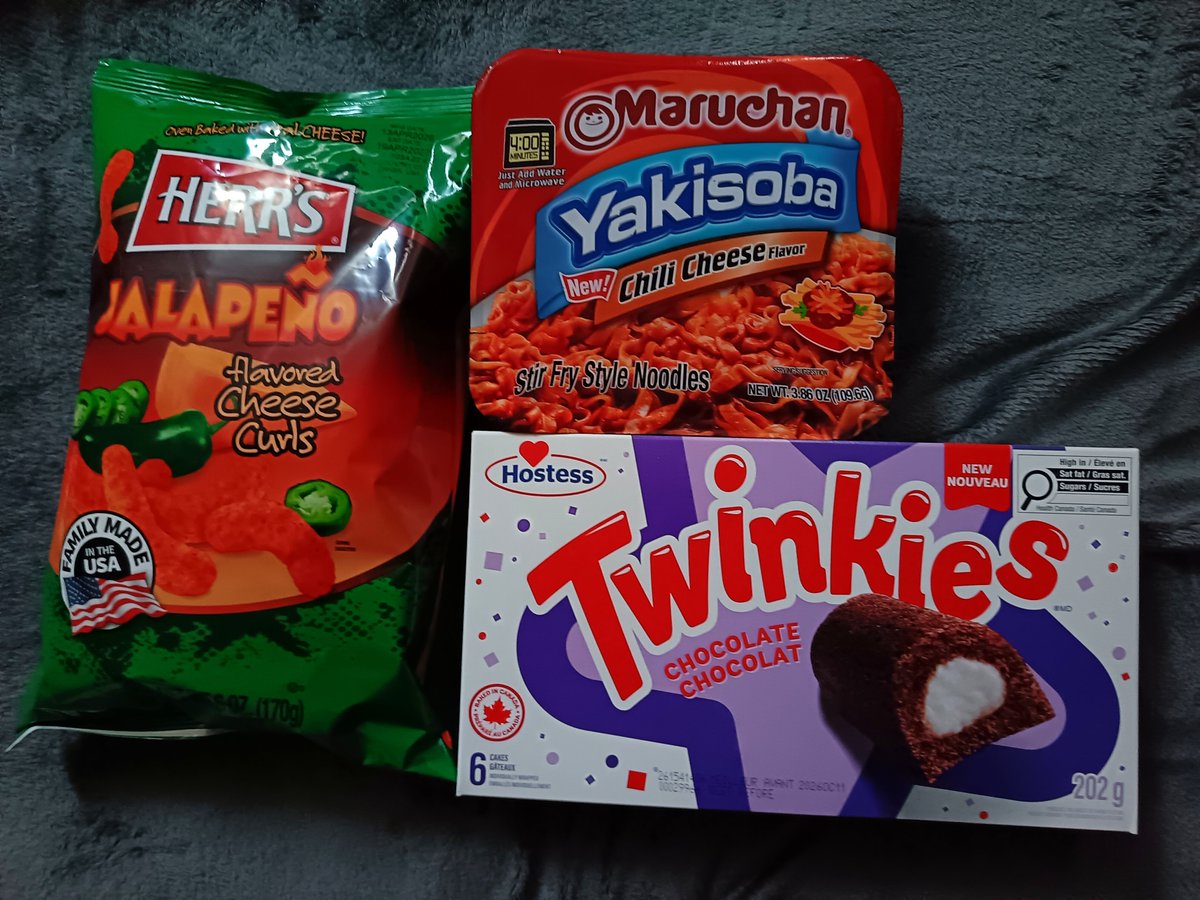 Guttersnipe140's tweet photo. American snacks haul 😀 🇺🇸

£14 (just under 20 bucks)

I've had the Herr's jalapeño cheese curls before, those are fire, so good! https://t.co/FoO2YQcaDs