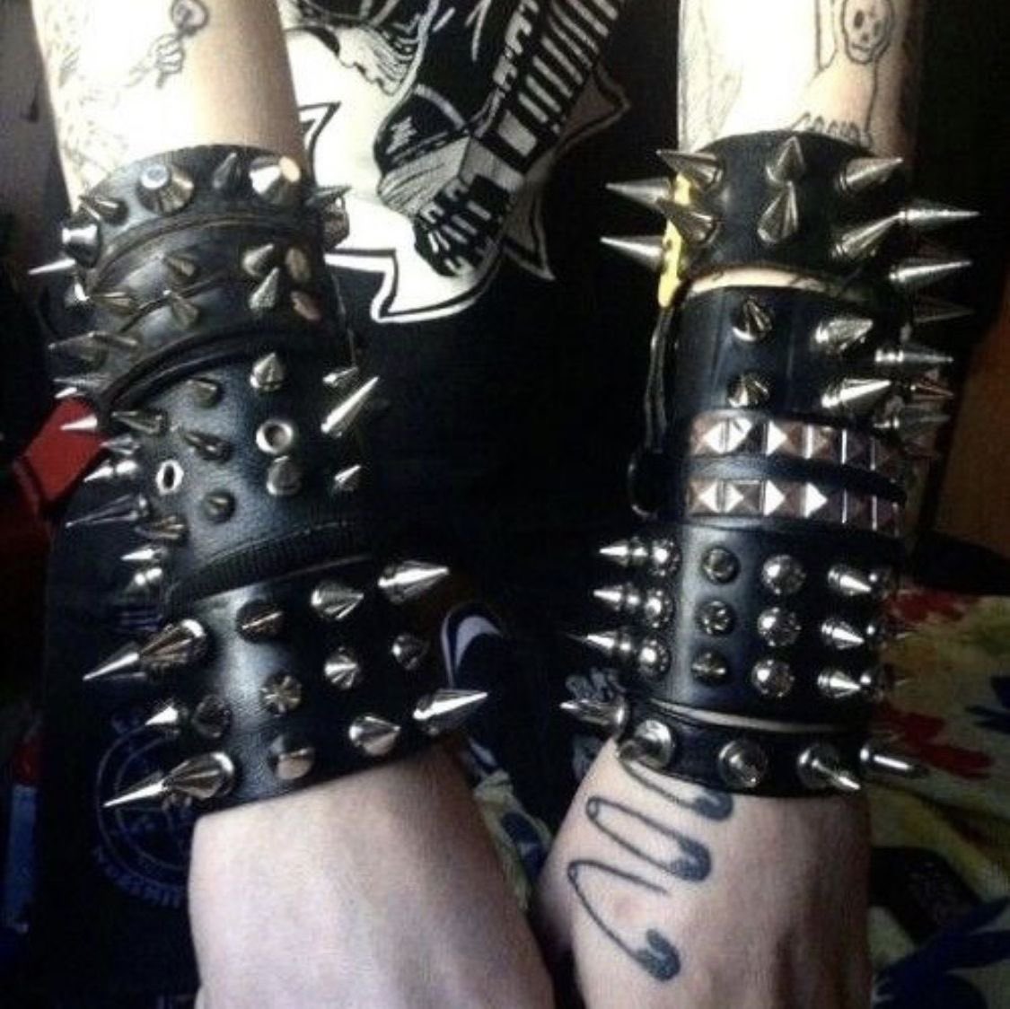 sunhallowed's tweet photo. i think suguru wouldve been a true emo fag back in the day. dude wouldve been 19 at the peak of the emo subculture he had this shit ON https://t.co/3iWuUSrtjN