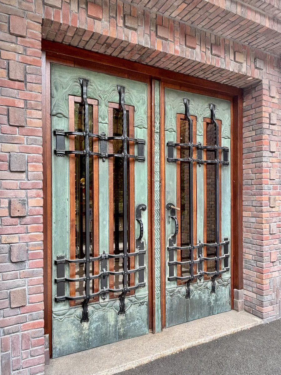 lilybee731's tweet photo. “De Inktpot” (the inkwell) in Utrecht is the largest brick building in the Netherlands. It was built between in 1921 for the Dutch railways. It has 22 million bricks and 700 doors. 
The photo of the building was taken from the side, which was already very impressive… https://t.co/rlqExrU1S6