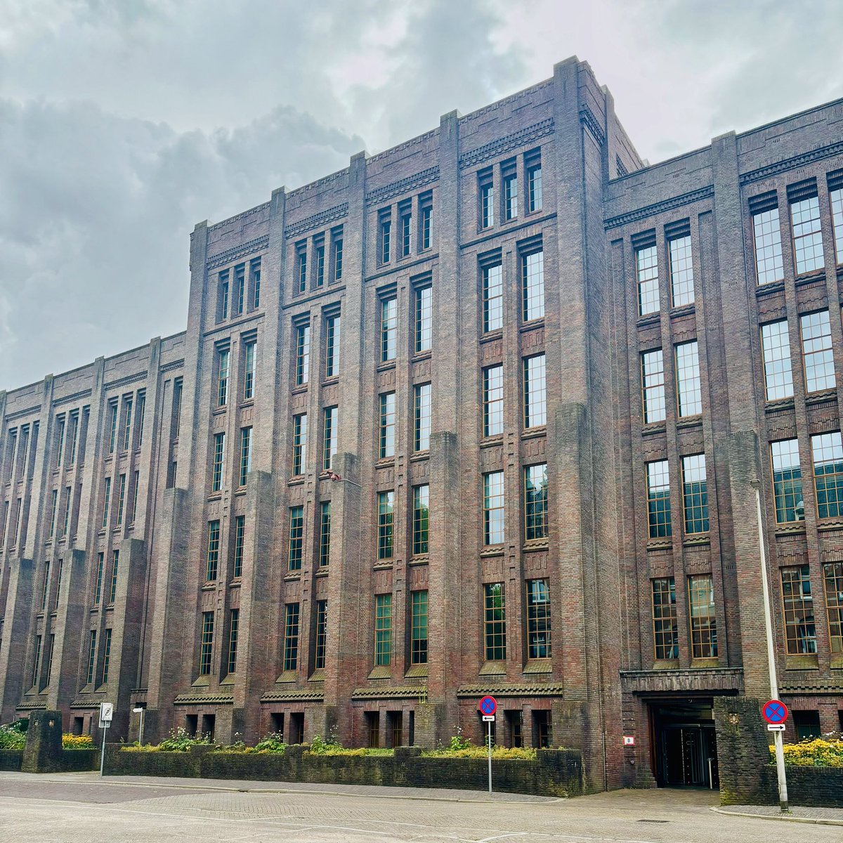 lilybee731's tweet photo. “De Inktpot” (the inkwell) in Utrecht is the largest brick building in the Netherlands. It was built between in 1921 for the Dutch railways. It has 22 million bricks and 700 doors. 
The photo of the building was taken from the side, which was already very impressive… https://t.co/rlqExrU1S6