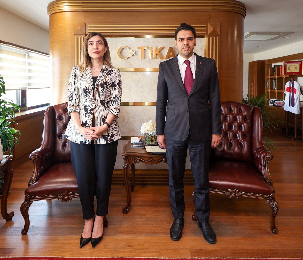 alevibektasibsk's tweet photo. Başkanımız Sayın Esma Ersin, Türk İşbirliği ve Koordinasyon Ajansı (TİKA) Başkanı Sayın Abdullah Eren'i makamında ziyaret etti.

Misafirperverlikleri dolayısıyla Sayın Abdullah Eren'e teşekkür ederiz. https://t.co/zPXRe6bB2H
