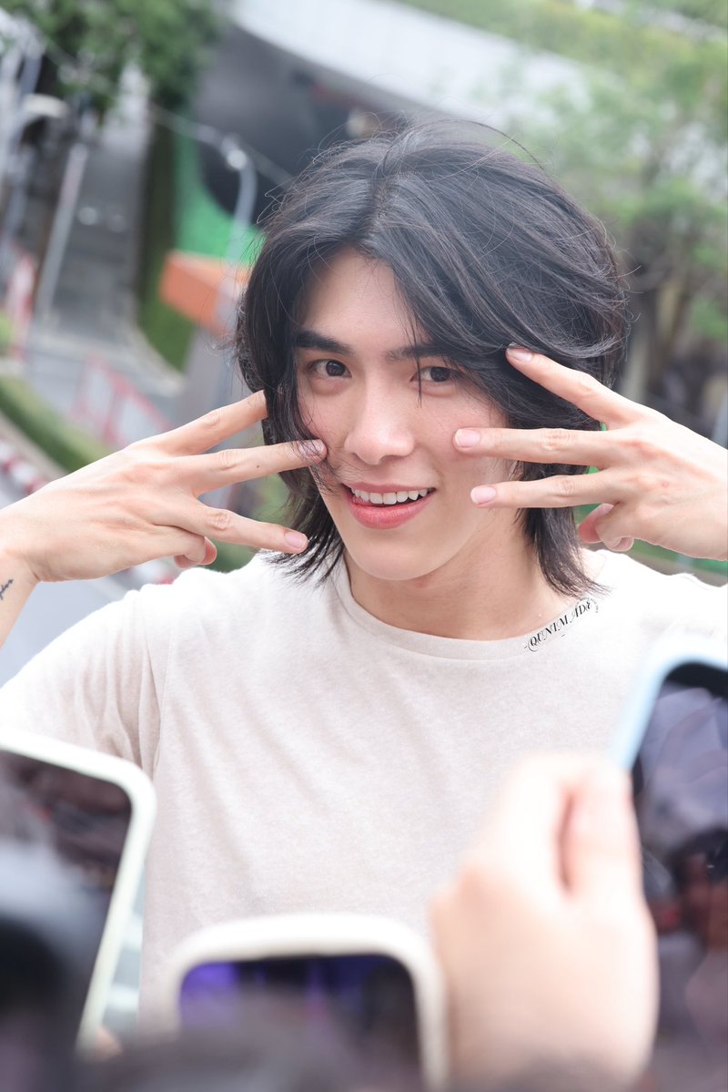 YIHANHANNNN's tweet photo. 素颜神了
#bxxm 
#BXXMRVW 
#bxxm_rvw 
@bxxm_rvw https://t.co/qAaKVNrjrg