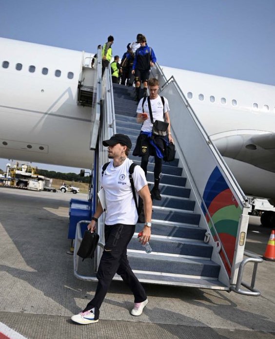 Jerrankingmedi9's tweet photo. Chelsea team in Jakarta for their pre season game 

Who is that small boy at the top ? 😳😳 https://t.co/LTfQkoUIZx