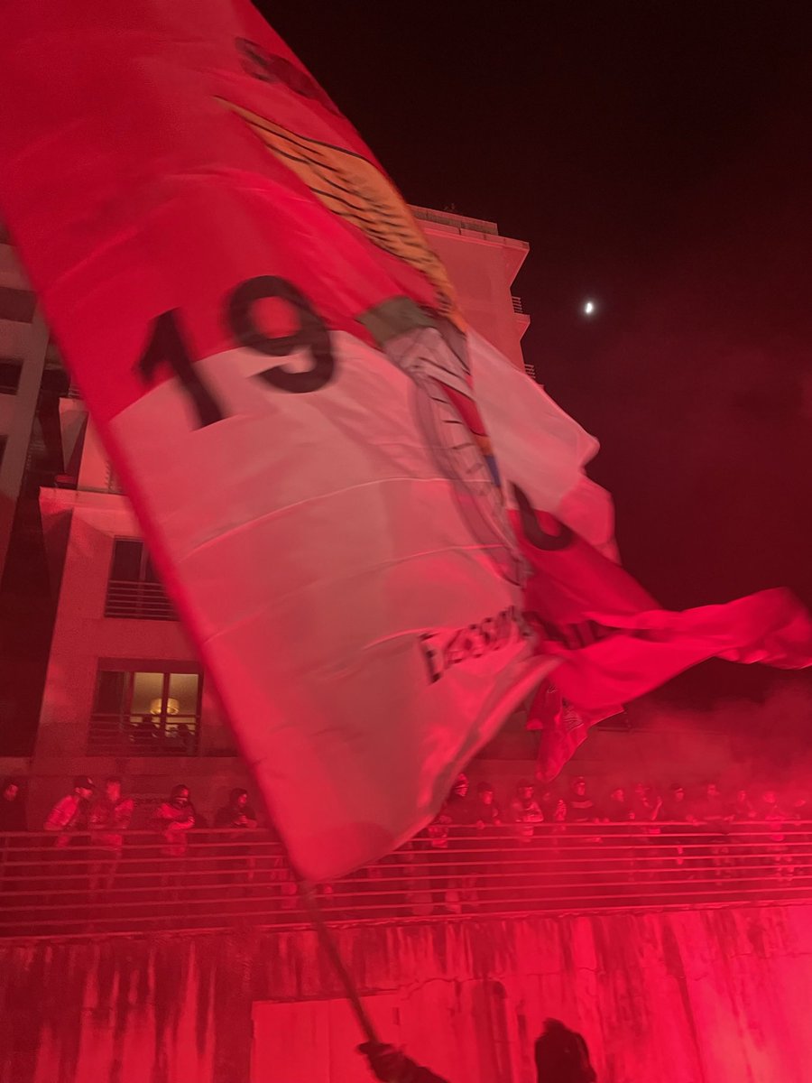 SLB442's tweet photo. 𝗙𝘂𝘁𝗲𝗯𝗼𝗹 | Primeira jornada à porta fechada, fan zone lá fora e a PSP a lavar as mãos da organização. Pelo menos há uma vantagem: sem controlo sucessivo. Tirem o pó das bandeiras e das tarjas da garagem.

Domingo é dia da “liberdade” do adepto !!⚪️🔴 https://t.co/X8NztJiqQ2