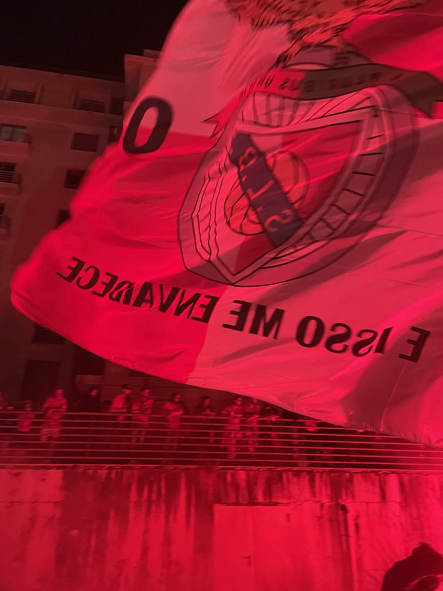 SLB442's tweet photo. 𝗙𝘂𝘁𝗲𝗯𝗼𝗹 | Primeira jornada à porta fechada, fan zone lá fora e a PSP a lavar as mãos da organização. Pelo menos há uma vantagem: sem controlo sucessivo. Tirem o pó das bandeiras e das tarjas da garagem.

Domingo é dia da “liberdade” do adepto !!⚪️🔴 https://t.co/X8NztJiqQ2