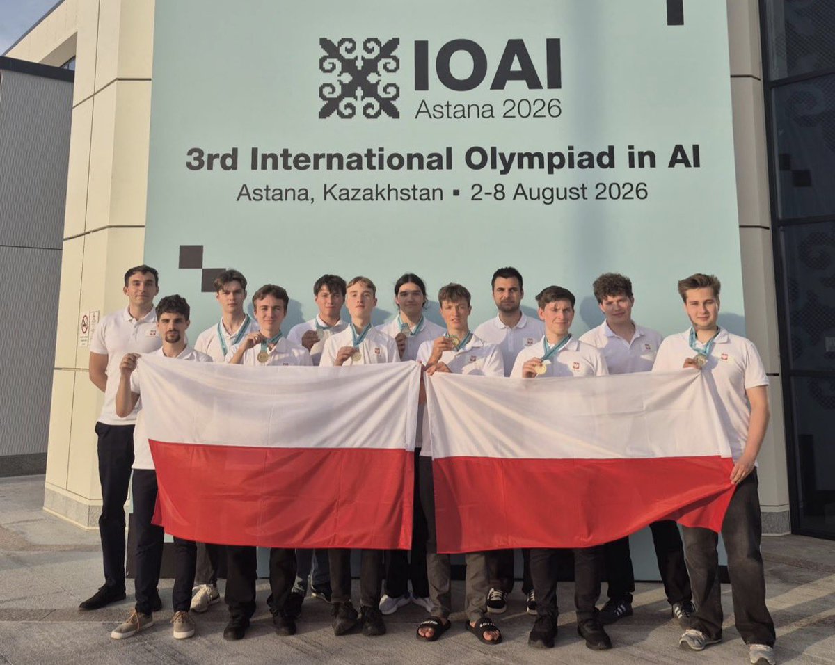 kawecki_maciej's tweet photo. Polska drużyna w Międzynarodowej Olimpiadzie Sztucznej Inteligencji, w której rywalizowali uczestnicy ze 103 krajów i terytoriów zdobyła trzecie miejsce na świecie! Zajęliśmy 3. miejsce po Rosji i Chinach. Polacy zdobyli cztery złote medale i cztery srebrne. Dzielę się każdym nazwiskiem, gratuluję a cały zespół zapraszam na kolację myślę, że znam kogoś, kto do nas dołączy :) Chłopaki, daliście na Maxa czadu!

🏅Michał Masny - złoto
🏅Krzysztof Rojek  - złoto
🏅Mikołaj Źrałek - złoto 
🏅Tomasz Kuczko - złoto

🥈Marcel Kosmala - srebro
🥈Jakub P. - srebro
🥈Michal Karp - srebro
🥈Maksym Kaminskyi - srebro

@RBrzoska
