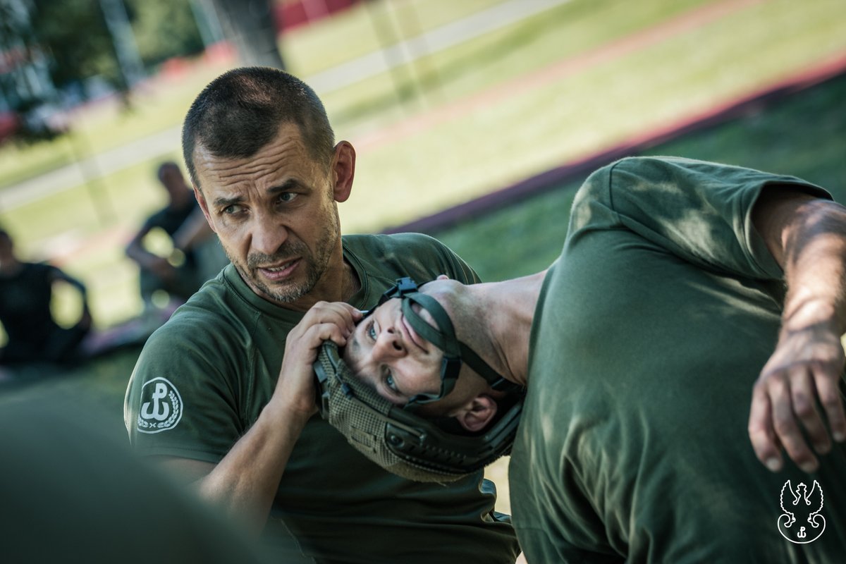 terytorialsi's tweet photo. ⚔️ Gdy dystans znika, o przewadze decydują wyszkolenie, opanowanie i właściwa reakcja.

Technika skuteczna podczas treningu musi zdać egzamin również pod presją – przy narastającym zmęczeniu, ograniczonej swobodzie ruchu i w pełnym oporządzeniu bojowym.

MMAC-26 – Military Mixed Martial Arts Combat 26 – to nowy projekt rozwijany we współpracy z @MMAPolska_Org. Jego celem jest stworzenie jednolitego systemu walki wręcz, odpowiadającego realiom współczesnego pola walki i przygotowującego żołnierzy do szybkiego, zdecydowanego oraz adekwatnego reagowania na zagrożenie.

II zgrupowanie MMAC-26 było kolejnym etapem prac nad opracowaniem, certyfikacją i wdrożeniem jednolitego systemu walki wręcz w Wojskach Obrony Terytorialnej.

🔗 Całość na Biurze Prasowym WOT ➡️ https://t.co/wF8iCMogxQ

@MON_GOV_PL #MMAC26 #MMAPolska #WojownikNiezłomny #KOP #WOT #Terytorialsi
