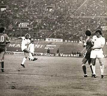 Count_NK's tweet photo. Il y a 50 ans....
Amsterdam 701 Toernooi 1976
vendredi 6 août 76
🏟️ Olympisch Stadion 🕖 19h

🇧🇪 #Anderlecht 3️⃣ / 🇬🇧 #LeedsUnited 1️⃣
0-1 ⚽#TrevorCherry 🏴󠁧󠁢󠁥󠁮󠁧󠁿 27'
1-1  ⚽#RobRensenbrink 🇳🇱 28'
2-1 ⚽#PeterRessel 🇳🇱 29'
3-1 ⚽#LudoCoeck 🇧🇪 82' https://t.co/YDKRJjLzxi