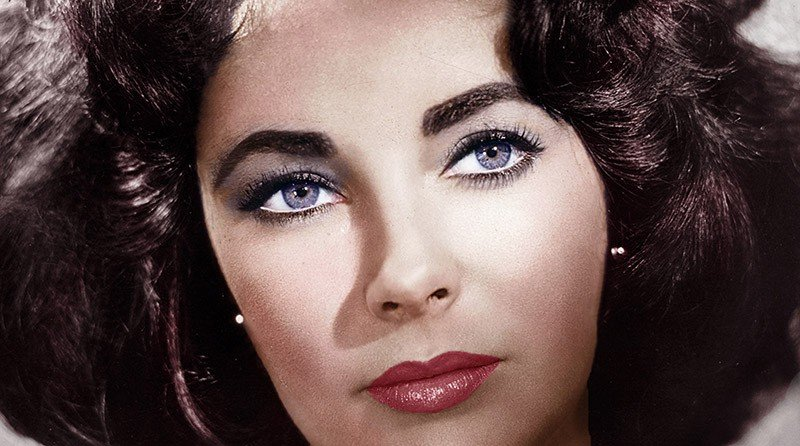 LunaGitana0333's tweet photo. Los ojos de Elizabeth Taylor no eran simplemente azules.
Eran violetas.  

Un color tan raro, tan imposible, que Hollywood y el mundo entero se quedaron sin palabras.
 Nadie más en la historia del cine tuvo una mirada así.

En realidad, sus ojos eran un azul profundo, casi azul-grisáceo, con una pigmentación tan intensa y particular que, bajo ciertas luces, maquillaje y vestuario, se transformaban en un violeta hipnótico.

Pero lo que los hacía únicos no era solo el color.
 Elizabeth nació con una mutación genética llamada distiquiasis: 
 Una doble fila de pestañas en cada ojo.

Eso creaba un marco natural oscuro y dramático que hacía que el color de sus iris se viera aún más profundo, más misterioso, más de otro mundo.

Combinados con su cabello negro azabache y su piel de porcelana, aquellos ojos se convirtieron en su sello más legendario.
Actores, fotógrafos y directores decían que era imposible mirarla sin quedarse hipnotizado.

Hoy, décadas después, seguimos hablando de ellos.
 Porque los ojos de Elizabeth Taylor no fueron solo un color…
 Fueron un fenómeno.  
 Un violeta que el mundo nunca volvió a ver igual.