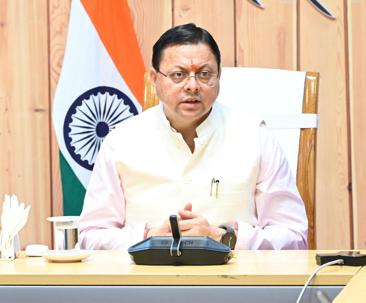 pushkardhami's tweet photo. शासकीय आवास पर उत्तराखंड क्रीड़ा विश्वविद्यालय, गौलापार (नैनीताल) के निर्माण कार्यों की समीक्षा करते हुए अधिकारियों को सभी कार्य निर्धारित समय-सीमा में पूर्ण करने तथा गुणवत्ता से किसी भी प्रकार का समझौता न करने के निर्देश दिए।

अधिकारियों को निर्देशित किया कि स्पोर्ट्स यूनिवर्सिटी का विकास राज्य की नई खेल नीति, खेल विजन एवं लिगेसी प्लान के अनुरूप किया जाए। विश्वविद्यालय में अंतर्राष्ट्रीय मानकों के खेल मैदान, आधुनिक प्रशिक्षण सुविधाएं, स्पोर्ट्स साइंस एवं स्पोर्ट्स मेडिसिन सेंटर, उच्च प्रदर्शन प्रशिक्षण केंद्र तथा खेल शिक्षा एवं अनुसंधान से जुड़ी विश्वस्तरीय सुविधाएं विकसित किए जाने हेतु निर्देश दिए।

साथ ही परियोजना की नियमित समीक्षा, निर्माण कार्यों में पारदर्शिता, तकनीकी मानकों का कठोर अनुपालन तथा प्रभावी समन्वय सुनिश्चित करने के लिए भी अधिकारियों को निर्देशित किया। बैठक में माननीय कैबिनेट मंत्री श्रीमती @rekhaaryaoffice जी उपस्थित रही।