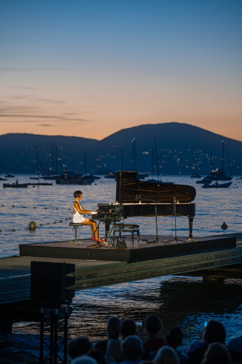 MusiqueStTropez's tweet photo. Hier  soir, plus de 1000 spectateurs sont venus assister au concert de Yuja Wang. Un talent unique, une virtuosité éclatante, Yuja impressionne par  son génie. Comme décor, les voiliers illuminés et la mer argentée. https://t.co/Mc6rohBg8B