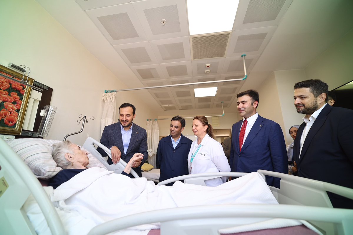 AKBahcelievler's tweet photo. İlçe Başkanımız Sn. Mimar Emrah Parlak, İl Başkanımız Sn. @abdullahozdemir ve Bağcılar Belediye Başkanımız Sn. @yasinyildizbb ile birlikte İstanbul Fizik Tedavi ve Rehabilitasyon Hastanesi’ni ziyaret etti.

​Hastanede tedavi gören vatandaşlarımız ve hasta yakınlarıyla bir araya gelerek geçmiş olsun dileklerini ileten teşkilatımız, hastalarımızın durumu hakkında yetkililerden bilgi aldı.

​Tedavi gören tüm hastalarımıza acil şifalar diliyoruz.