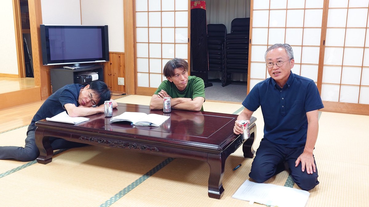 gekidan_ishi's tweet photo. 7/28にまたも熊本を襲った大地震のため、しばらく稽古を休止しておりましたが、集まれるメンバーで安否確認も兼ねつつ稽古を行いました。
それの体験を話しつつ、男衆中心のシーンを返し稽古し、恙無く終了しました。
日常の有り難さを痛感しつつ、歩を前に進めます。 https://t.co/SYp9oEY2RX