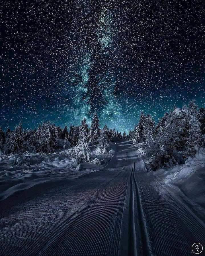 astrooalert's tweet photo. Milky Way And Starry Night Over Norway. https://t.co/rcGXTo6QkY
