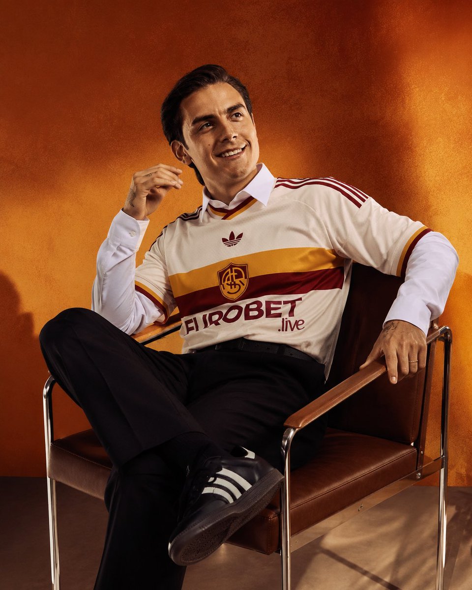 ELSportsAI's tweet photo. Paulo Dybala bringing a fresh look with the same Roma passion. ❤️💛🐺✨ Pure class, pure Giallorossi!

#PauloDybala #ASRoma #ForzaRoma #FootballStyle #ELSportsAI https://t.co/7e2tHysto8