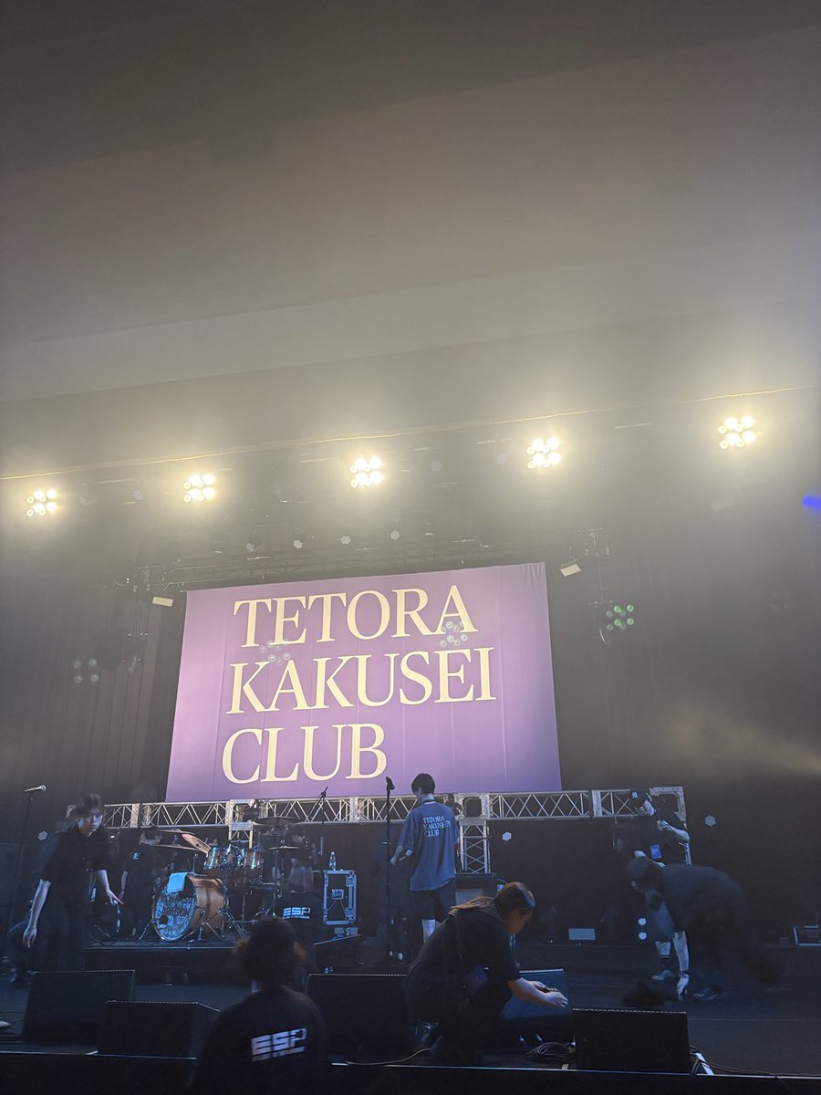 niitam0510's tweet photo. 裸足になれるはずのイントロで、ぎゃーお！！なってたら、横のお兄さんニッコニコで肩組んできて神WWWWWW https://t.co/EE1k9cZR6G